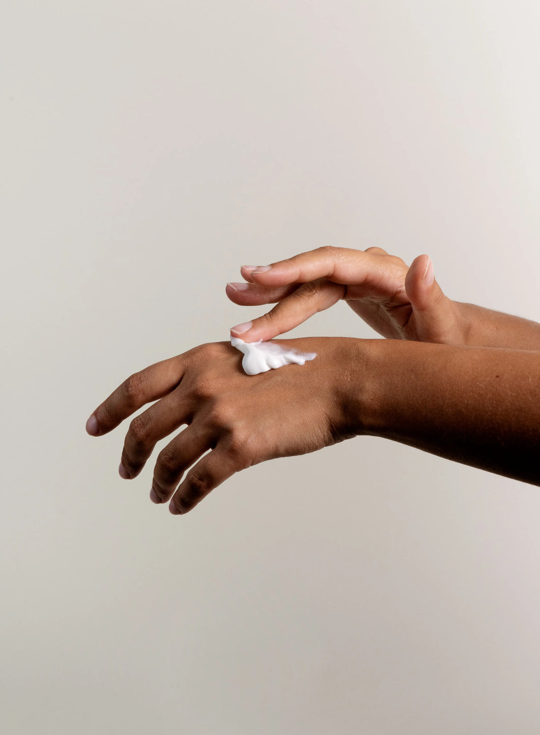 Crème mains au lait de chèvre bio : le soin essentiel pour des mains douces et protégées